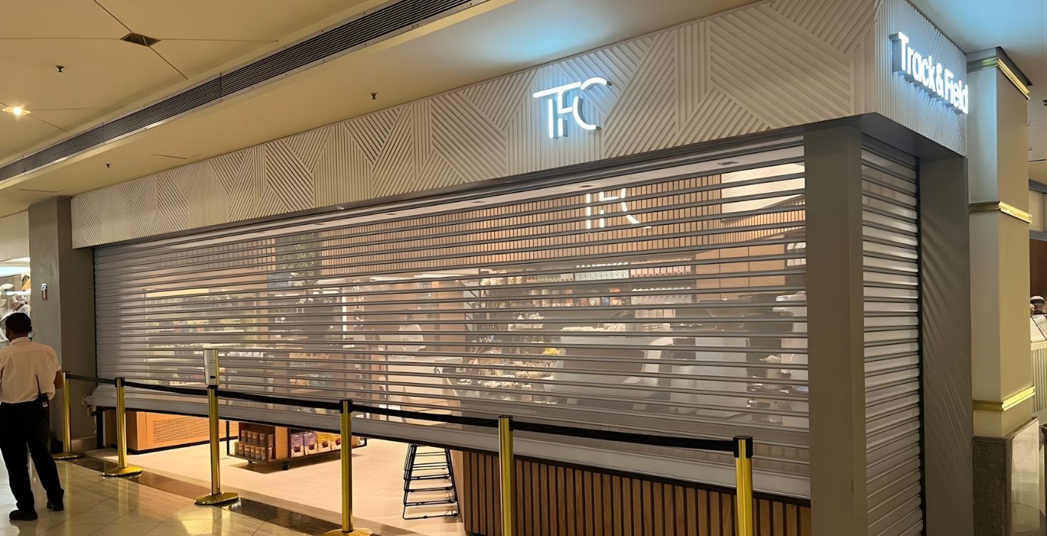 Porta de aço automática instalada em comércio de São Paulo