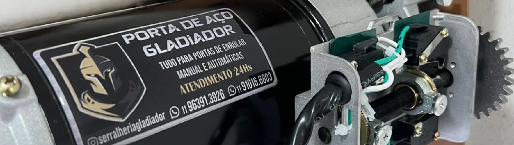 Equipe trabalhando na fabricação e manutenção de estruturas de aço