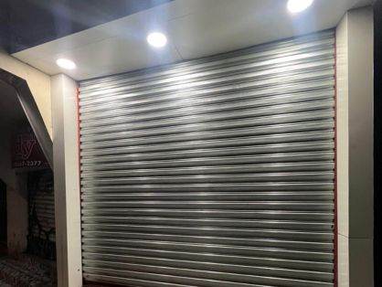 Equipe trabalhando na fabricação de portas de aço