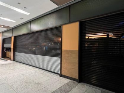 Profissionais realizando manutenção de portas de aço