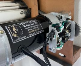 Profissionais trabalhando em instalação de portas de aço