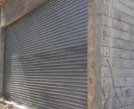 Profissionais instalando portas de aço com segurança