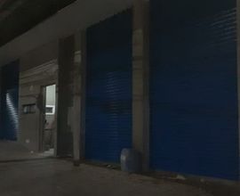 Trabalho de instalação de portas de aço em projeto genérico