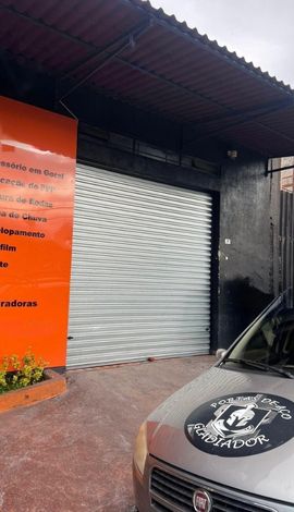 Profissionais instalando portas de aço com segurança