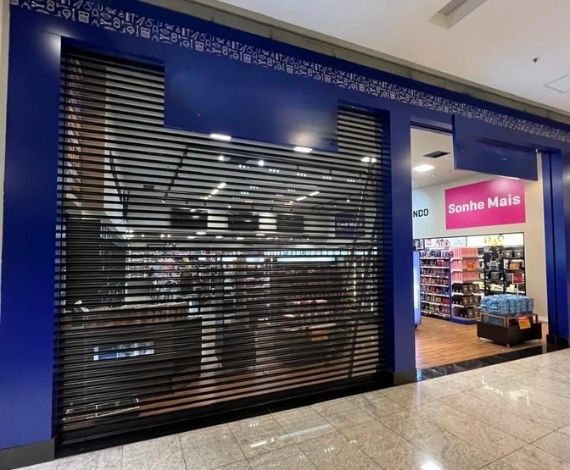 Profissionais instalando portas de aço com segurança